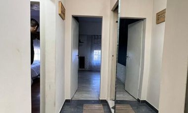 Venta casa con jardín al frente, patio y cochera en Florencio Varela (30401)