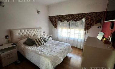 Venta casa con jardín al frente, patio y cochera en Florencio Varela (30401)