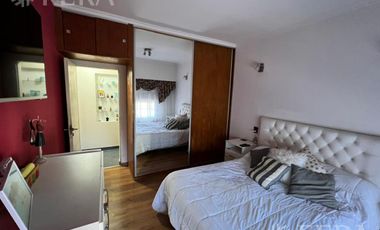 Venta casa con jardín al frente, patio y cochera en Florencio Varela (30401)