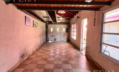 Venta casa con jardín al frente, patio y cochera en Florencio Varela (30401)