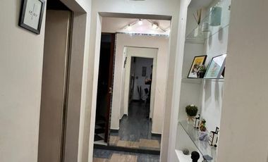 Venta casa con jardín al frente, patio y cochera en Florencio Varela (30401)