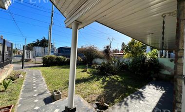 Venta casa con jardín al frente, patio y cochera en Florencio Varela (30401)