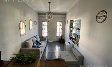 Venta casa con jardín al frente, patio y cochera en Florencio Varela (30401)