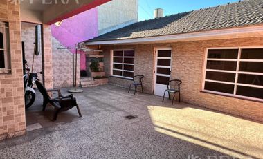 Venta casa con jardín al frente, patio y cochera en Florencio Varela (30401)