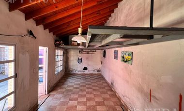 Venta casa con jardín al frente, patio y cochera en Florencio Varela (30401)