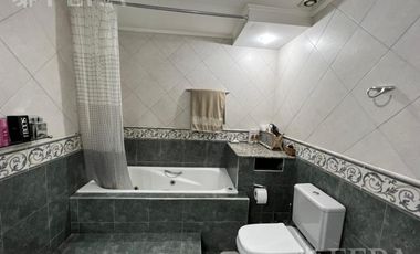 Venta casa con jardín al frente, patio y cochera en Florencio Varela (30401)