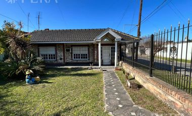 Venta casa con jardín al frente, patio y cochera en Florencio Varela (30401)
