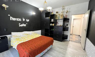 Venta casa con jardín al frente, patio y cochera en Florencio Varela (30401)