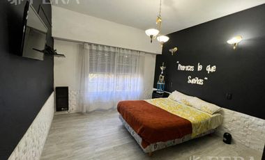 Venta casa con jardín al frente, patio y cochera en Florencio Varela (30401)