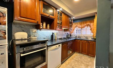 Venta casa con jardín al frente, patio y cochera en Florencio Varela (30401)