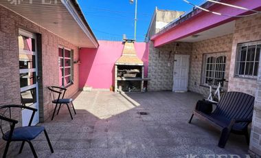 Venta casa con jardín al frente, patio y cochera en Florencio Varela (30401)