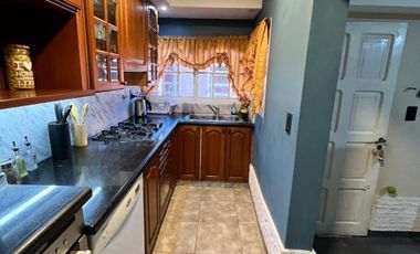 Venta casa con jardín al frente, patio y cochera en Florencio Varela (30401)