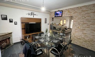 Venta casa con jardín al frente, patio y cochera en Florencio Varela (30401)