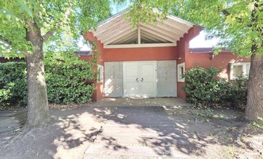 Casa en Los Abedules 3 dormitorios, jardín y pileta