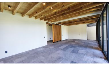 CASA EN VENTA CON VISTA AL LAGO DE VALLE DE BRAVO