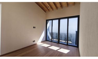 CASA EN VENTA CON VISTA AL LAGO DE VALLE DE BRAVO