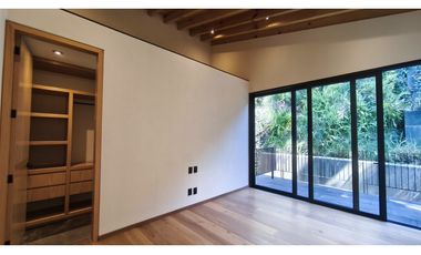 CASA EN VENTA CON VISTA AL LAGO DE VALLE DE BRAVO