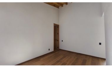 CASA EN VENTA CON VISTA AL LAGO DE VALLE DE BRAVO