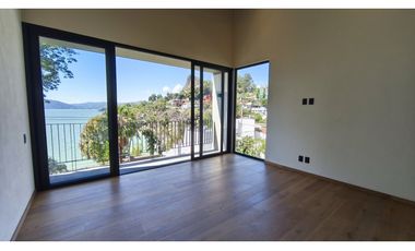 CASA EN VENTA CON VISTA AL LAGO DE VALLE DE BRAVO