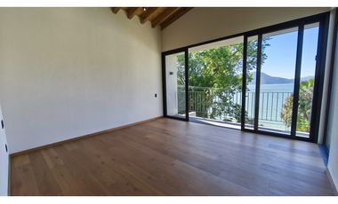 CASA EN VENTA CON VISTA AL LAGO DE VALLE DE BRAVO