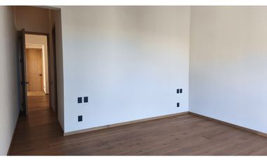 CASA EN VENTA CON VISTA AL LAGO DE VALLE DE BRAVO