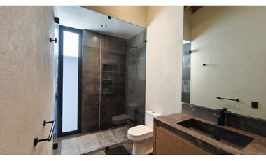 CASA EN VENTA CON VISTA AL LAGO DE VALLE DE BRAVO