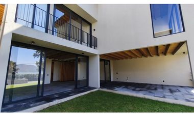 CASA EN VENTA CON VISTA AL LAGO DE VALLE DE BRAVO