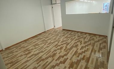 Excelente Casa con Taller y Oficinas, cerca metro