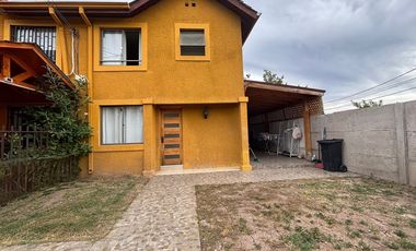 Casa Moderna en Peñaflor: Espacio y Comodidad