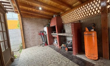 Casa Moderna en Peñaflor: Espacio y Comodidad