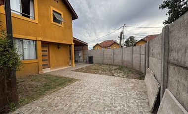 Casa Moderna en Peñaflor: Espacio y Comodidad