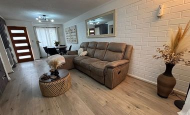 Casa Moderna en Peñaflor: Espacio y Comodidad