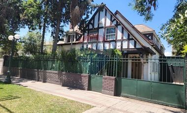 Hermosa casa con gran terreno busca familia