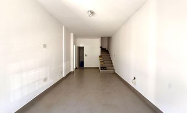 Casa en dos plantas con terraza