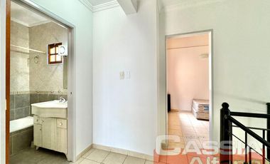 TRIPLEX EN PH, 5 AMBIENTES, 3 DORMITORIOS CON GARAGE Y PATIO LIBRE