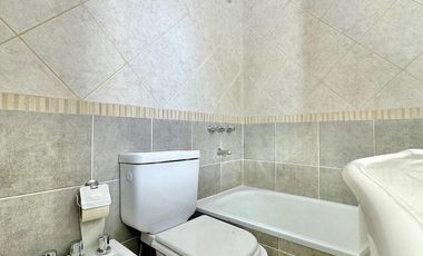 TRIPLEX EN PH, 5 AMBIENTES, 3 DORMITORIOS CON GARAGE Y PATIO LIBRE