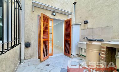 TRIPLEX EN PH, 5 AMBIENTES, 3 DORMITORIOS CON GARAGE Y PATIO LIBRE