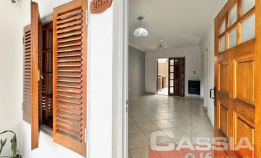 TRIPLEX EN PH, 5 AMBIENTES, 3 DORMITORIOS CON GARAGE Y PATIO LIBRE