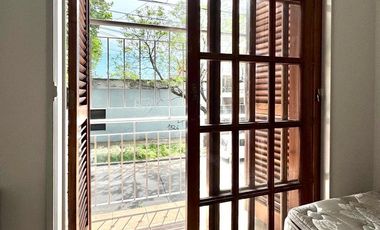 TRIPLEX EN PH, 5 AMBIENTES, 3 DORMITORIOS CON GARAGE Y PATIO LIBRE