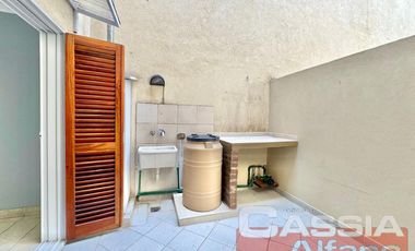 TRIPLEX EN PH, 5 AMBIENTES, 3 DORMITORIOS CON GARAGE Y PATIO LIBRE