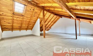 TRIPLEX EN PH, 5 AMBIENTES, 3 DORMITORIOS CON GARAGE Y PATIO LIBRE