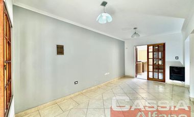 TRIPLEX EN PH, 5 AMBIENTES, 3 DORMITORIOS CON GARAGE Y PATIO LIBRE