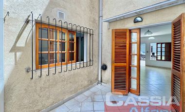 TRIPLEX EN PH, 5 AMBIENTES, 3 DORMITORIOS CON GARAGE Y PATIO LIBRE