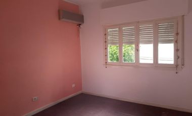 Casa en Alquiler en 4 Ambientes con Patio - Martinez