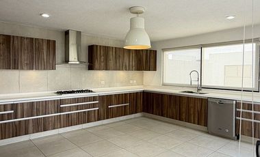 Casa en Renta en Zibatá | 4 niveles · Roof Garden · Salón de juegos · Jardín