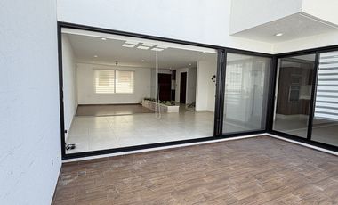 Casa en Renta en Zibatá | 4 niveles · Roof Garden · Salón de juegos · Jardín