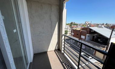 Departamento monoambiente al contrafrente con balcón en alquiler en Wilde