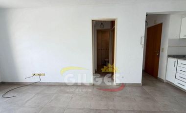 Alquiler de Departamento 2 Ambientes  en Haedo al Frente con Balcón Muy buen estado