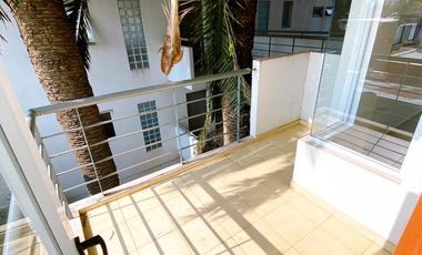 Departamento super amplio de dos ambientes con cochera en alquiler.