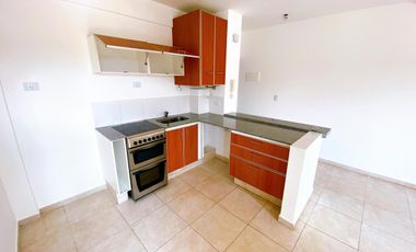 Departamento super amplio de dos ambientes con cochera en alquiler.